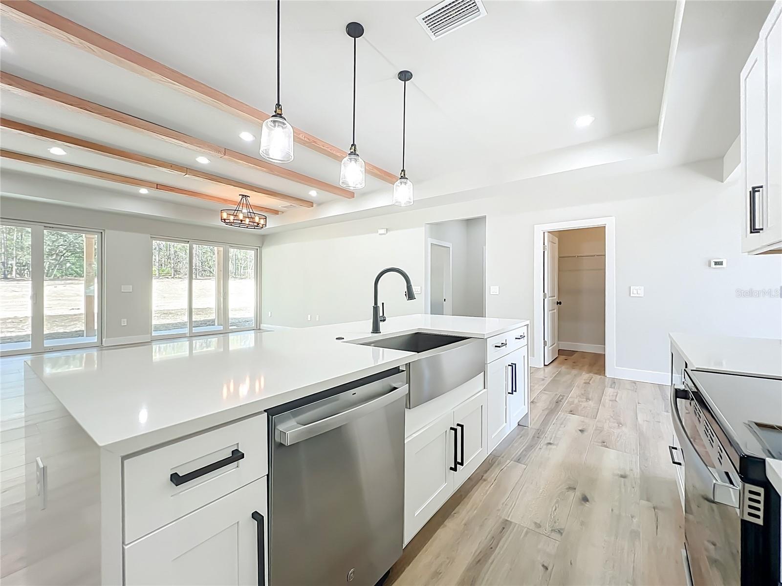 ROLLING HILLS 01 - Residential