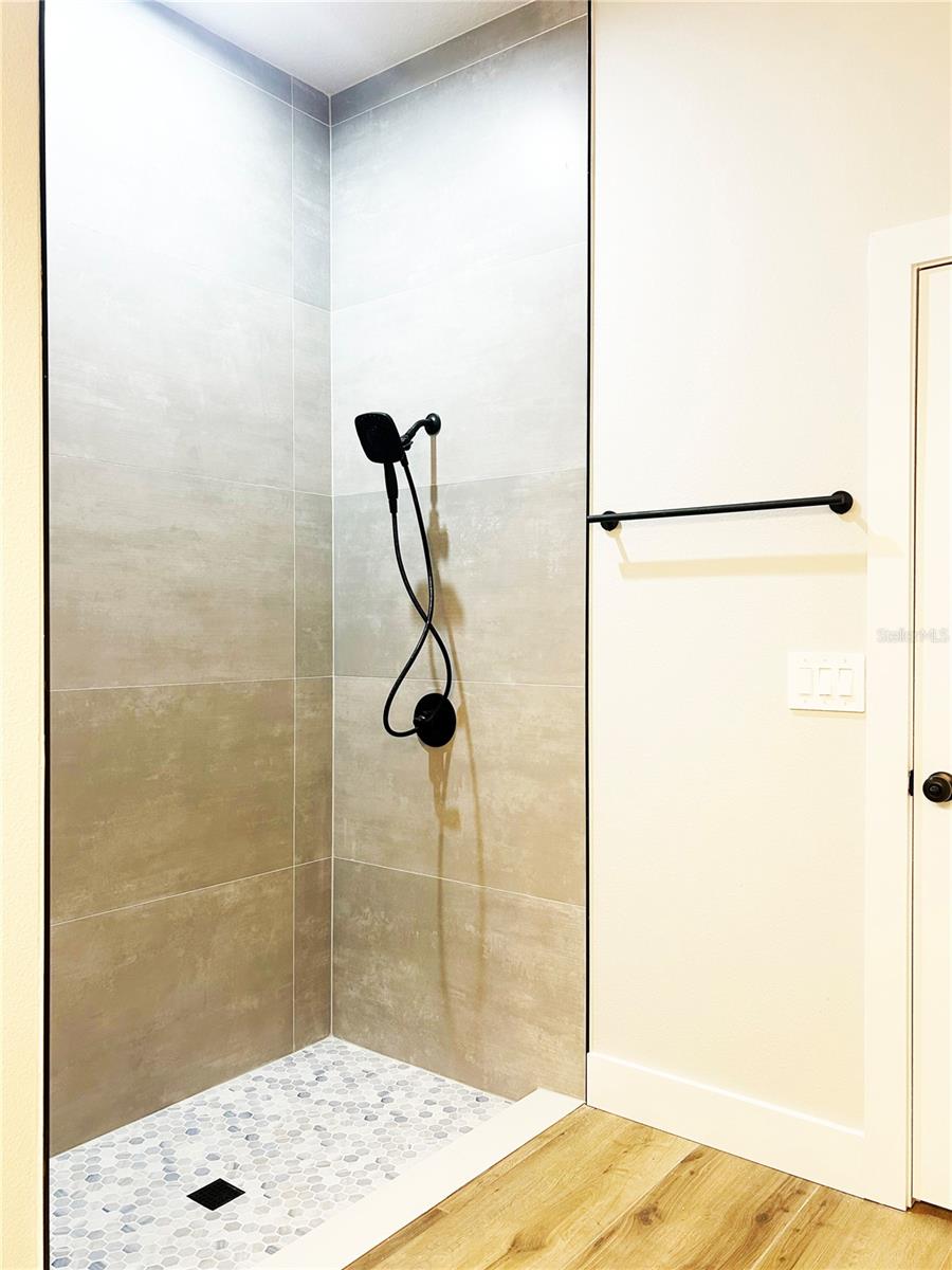 ROLLING HILLS 01 - Residential