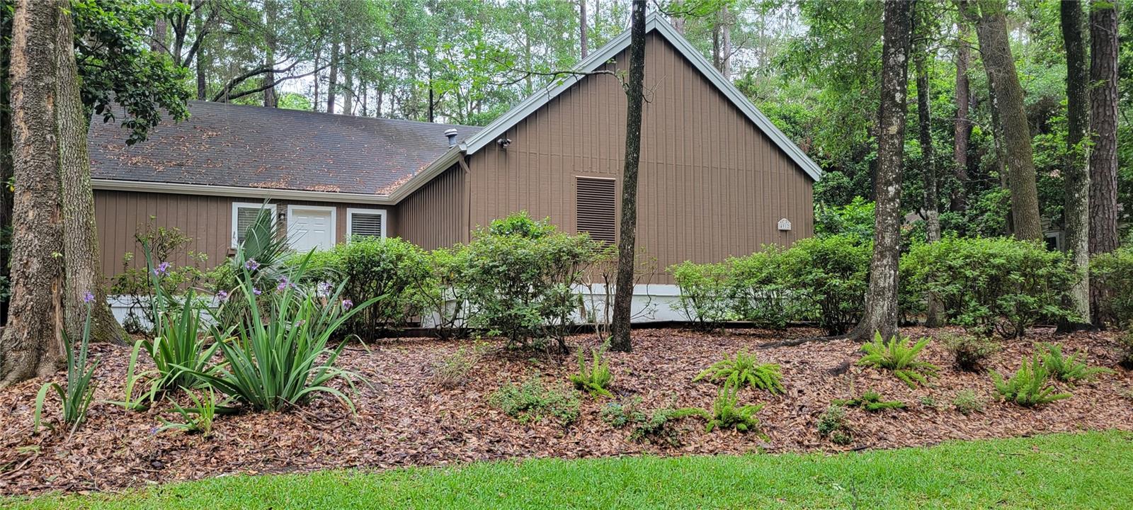 3/2 ( Haile Plantation- Laurel Park ) Nice home in a desirable location. Open floor plan with laminate wood flooring. Large wooded lot with front and back decks and a fenced backyard. The kitchen has nice cabinetry, granite counter tops, stainless steel appliances, and a serving bar. A spacious pantry off of the kitchen with built-in storage. Separate dining room space/breakfast nook. Large living room with a wood-burning fireplace. The hall bath has one sink vanity, tiled floors, and a tub/shower stall. The master bath has tiled floors, double sink vanities, and a tiled shower stall. There is lots of closet and storage space. Garage with built-in work space and storage, with washer and dryer included. Total sq ft. 1974
Available : 10/10/25
Pets: no more than two pets. Lawn service is included. **Renter's insurance required** Tenant Placement Only: Watson does not manage this property. Renters insurance is required at the time of the lease start date.