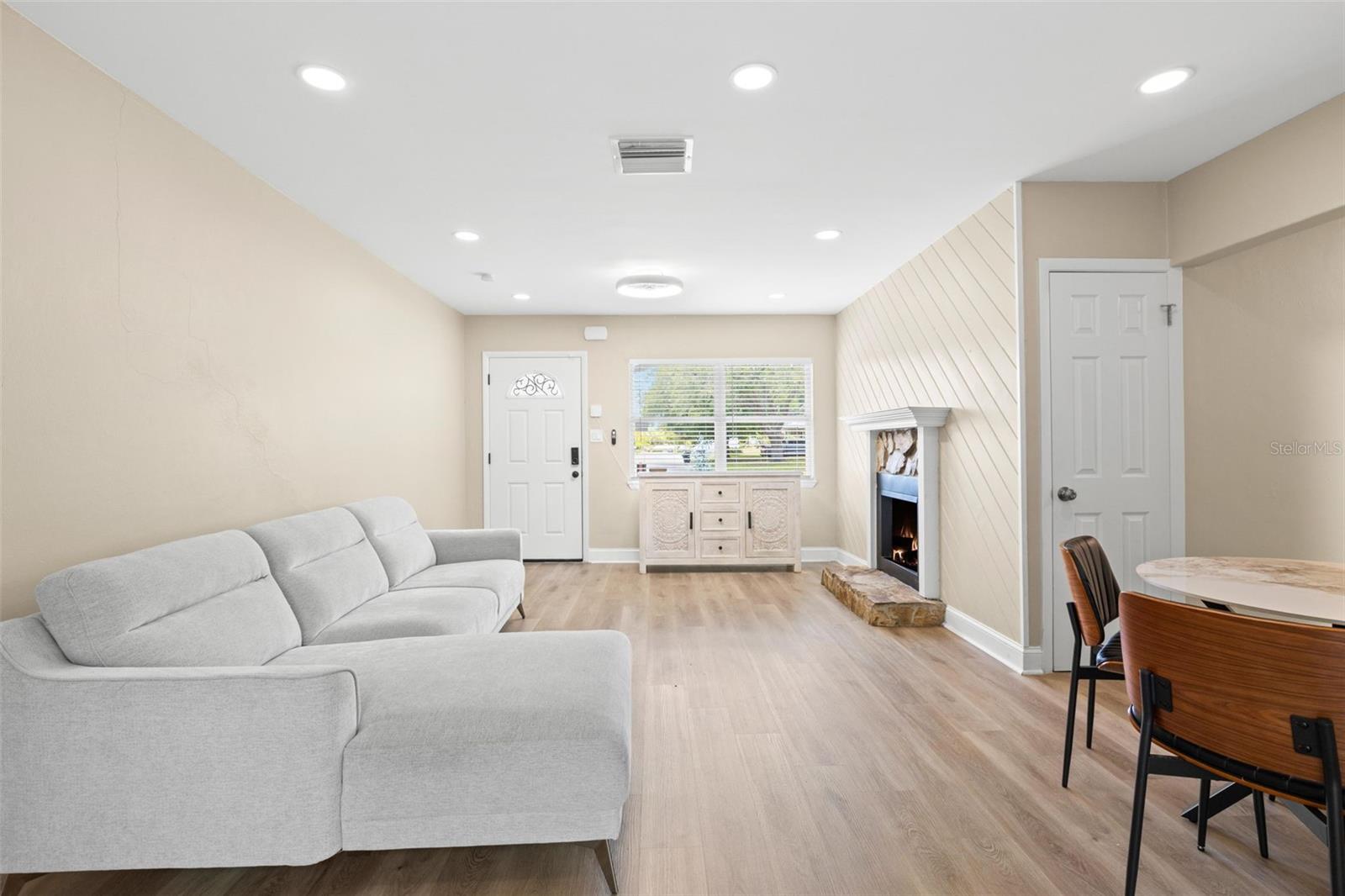 DUNEDIN LAKEWOOD ESTATES 3RD ADD - Residential Lease