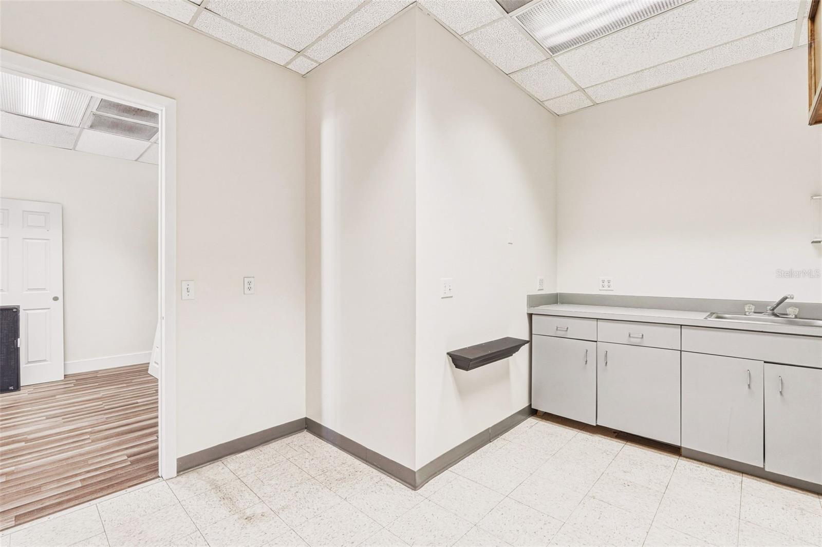 BAY VIEW MANOR - Commercial Sale