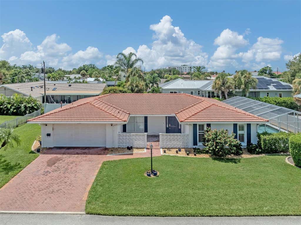 Photo of 12 Gulf Manor Drive, Venice, FL 34285 (MLS # N6145381)