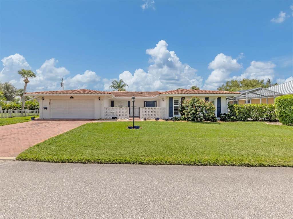 Photo of 12 Gulf Manor Drive, Venice, FL 34285 (MLS # N6145381)