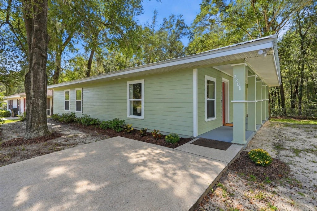 Photo of 2208 SE 30th Street, Gainesville, FL 32641 (MLS # GC544242)