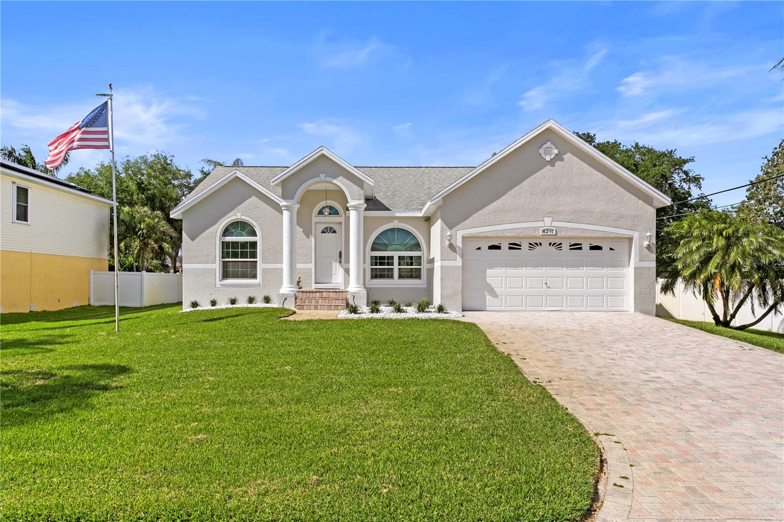 MAXIMO MOORINGS - Residential