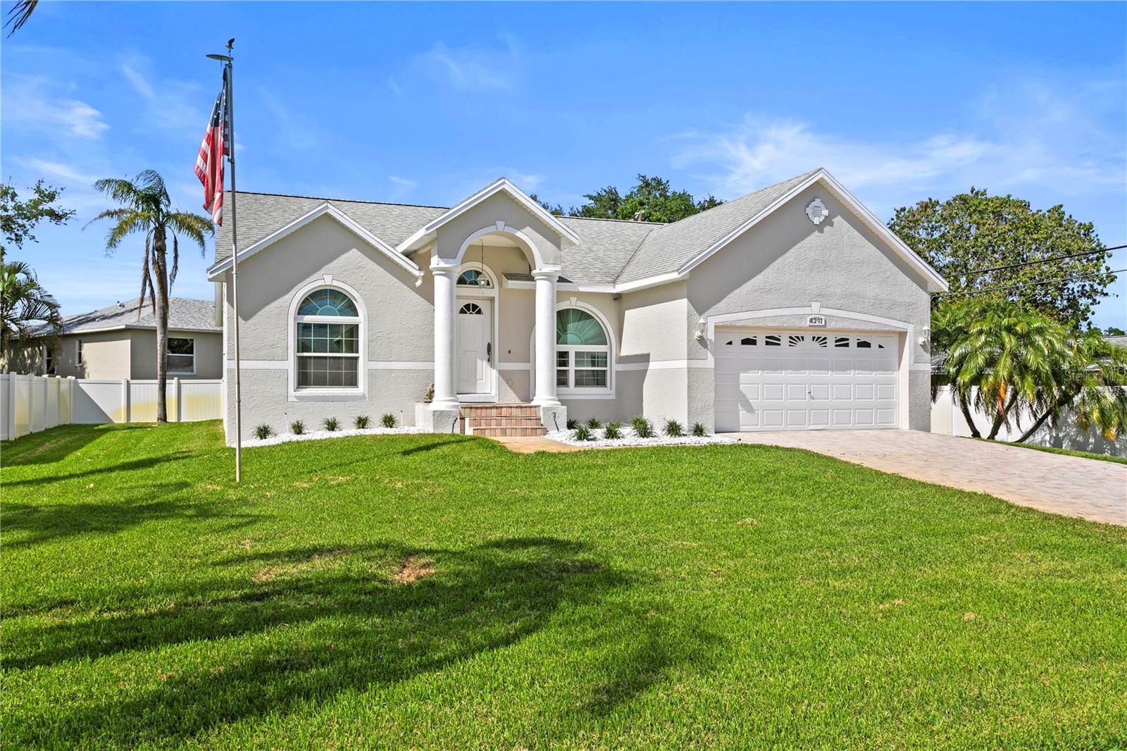 MAXIMO MOORINGS - Residential