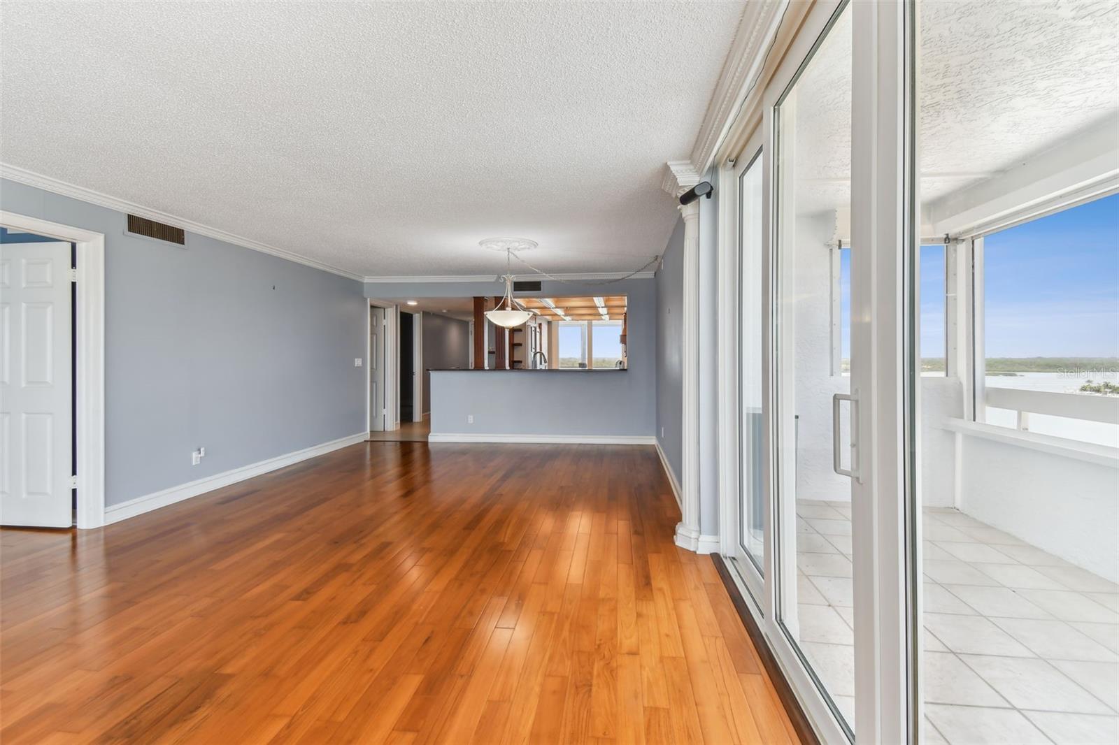 REDINGTON TOWERS 1 CONDO - Residential