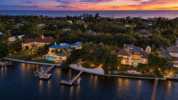 7535 MIDNIGHT PASS RD, SARASOTA, FL 34242 - Image e32d48f304fbf6bab33dd933e72df09e/1396208786