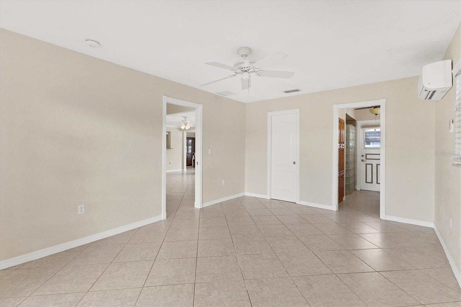 GLEN OAKS COUNTRY CLUB ESTATES - Residential