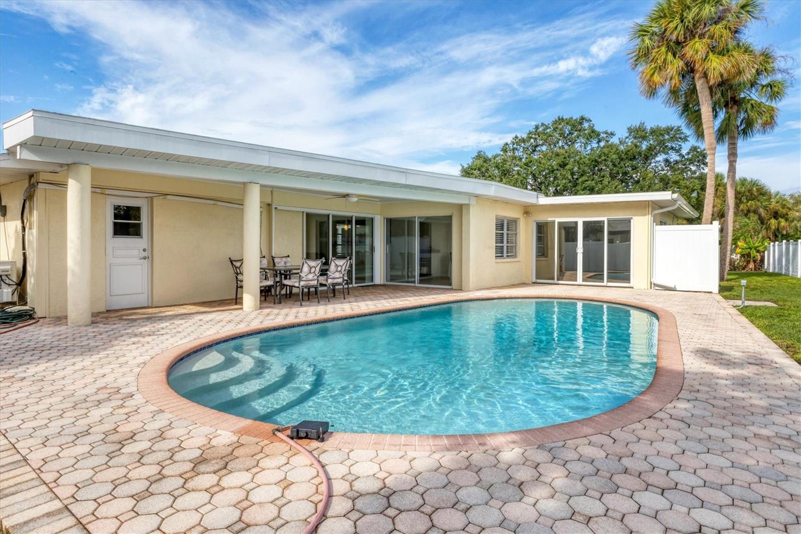 GLEN OAKS COUNTRY CLUB ESTATES - Residential