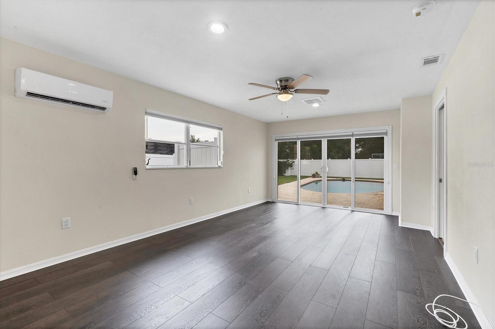 GLEN OAKS COUNTRY CLUB ESTATES - Residential