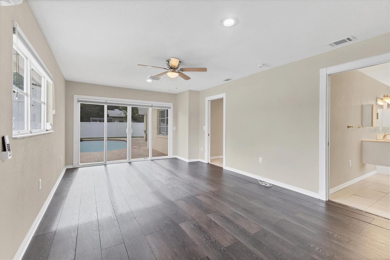 GLEN OAKS COUNTRY CLUB ESTATES - Residential