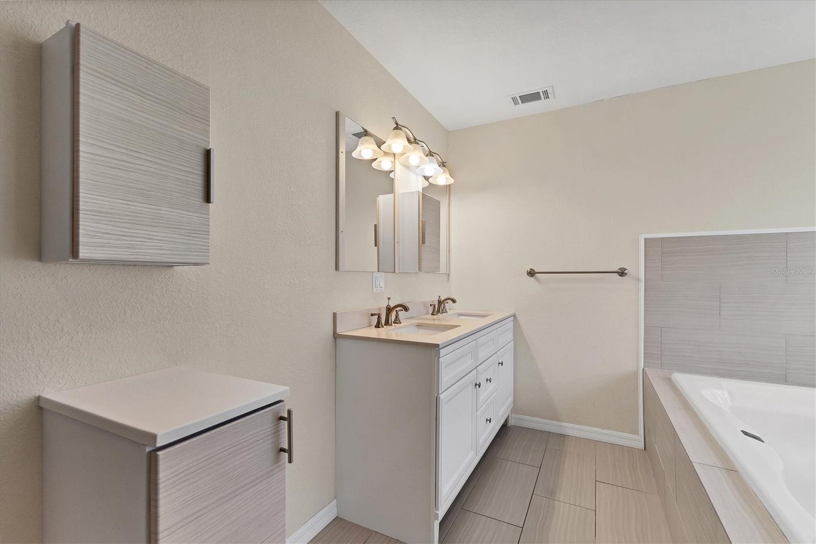 GLEN OAKS COUNTRY CLUB ESTATES - Residential