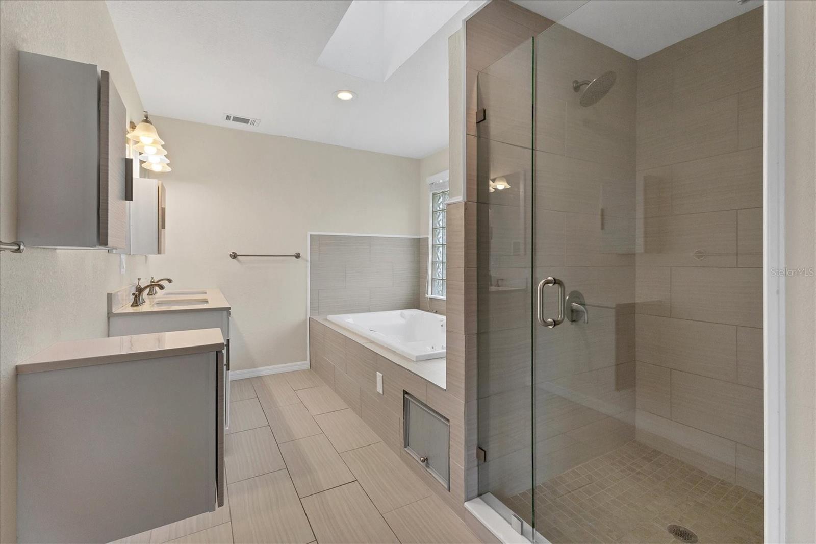 GLEN OAKS COUNTRY CLUB ESTATES - Residential