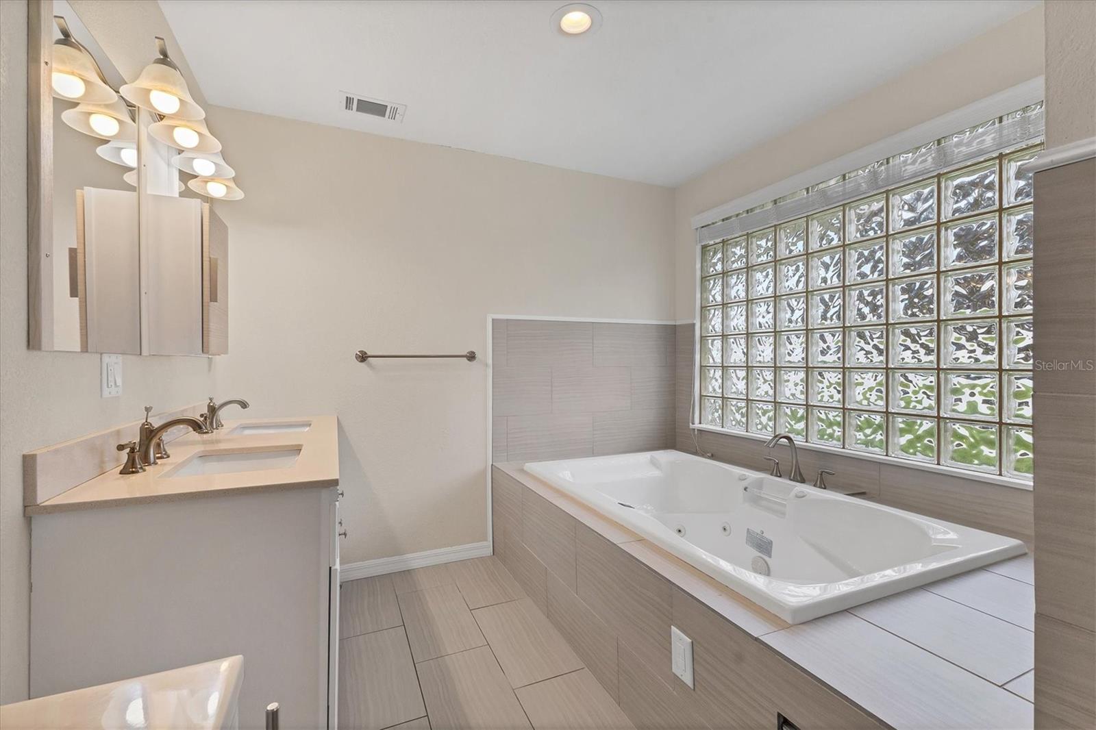 GLEN OAKS COUNTRY CLUB ESTATES - Residential