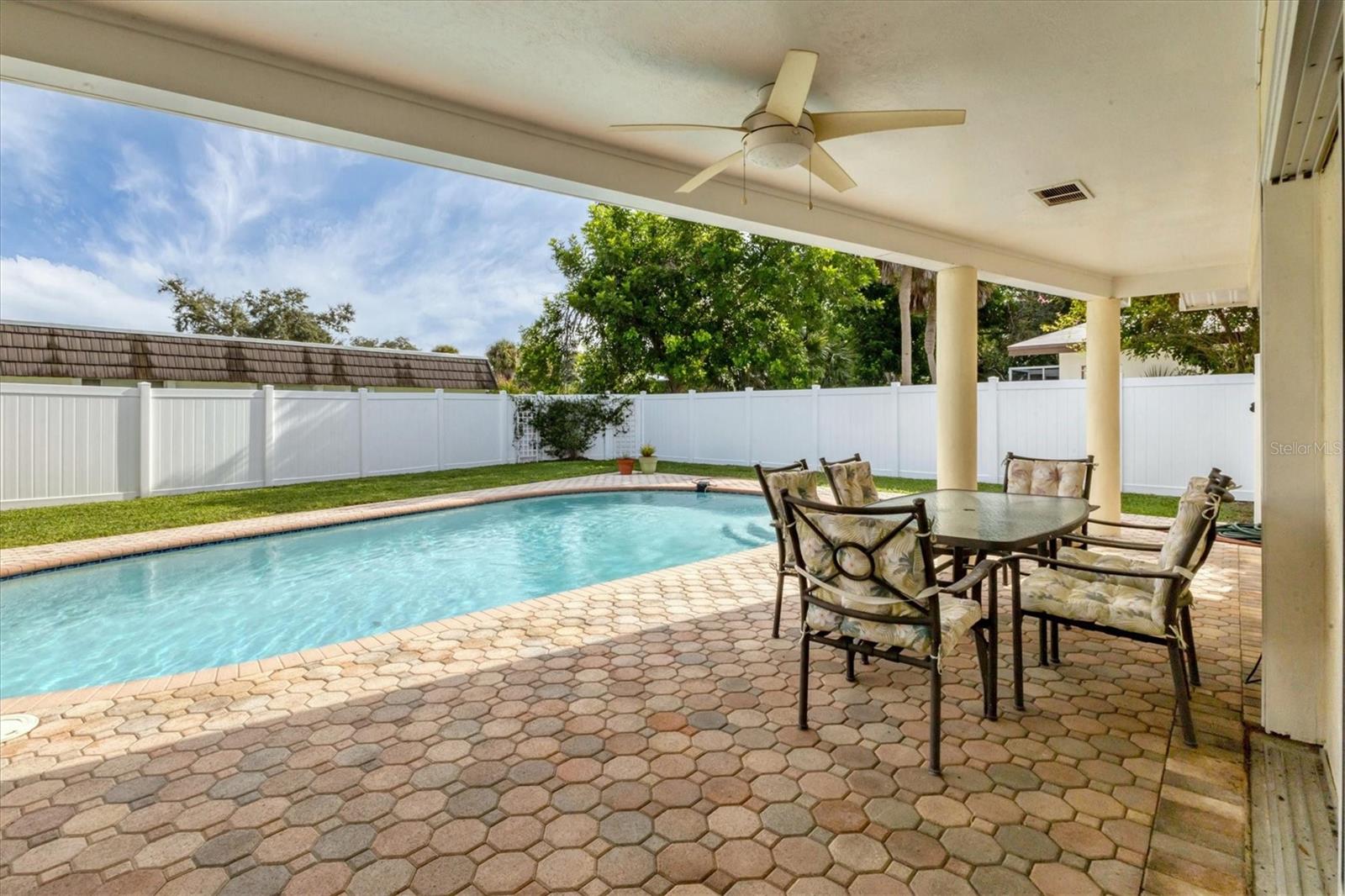 GLEN OAKS COUNTRY CLUB ESTATES - Residential