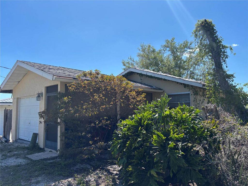 Photo of 1270 Oxford Drive, Englewood, FL 34223 (MLS # D6146693)