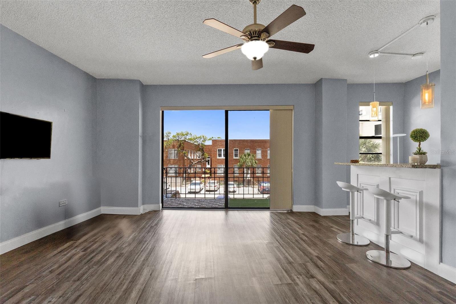 BAYSHORE ROYAL CONDO - Residential