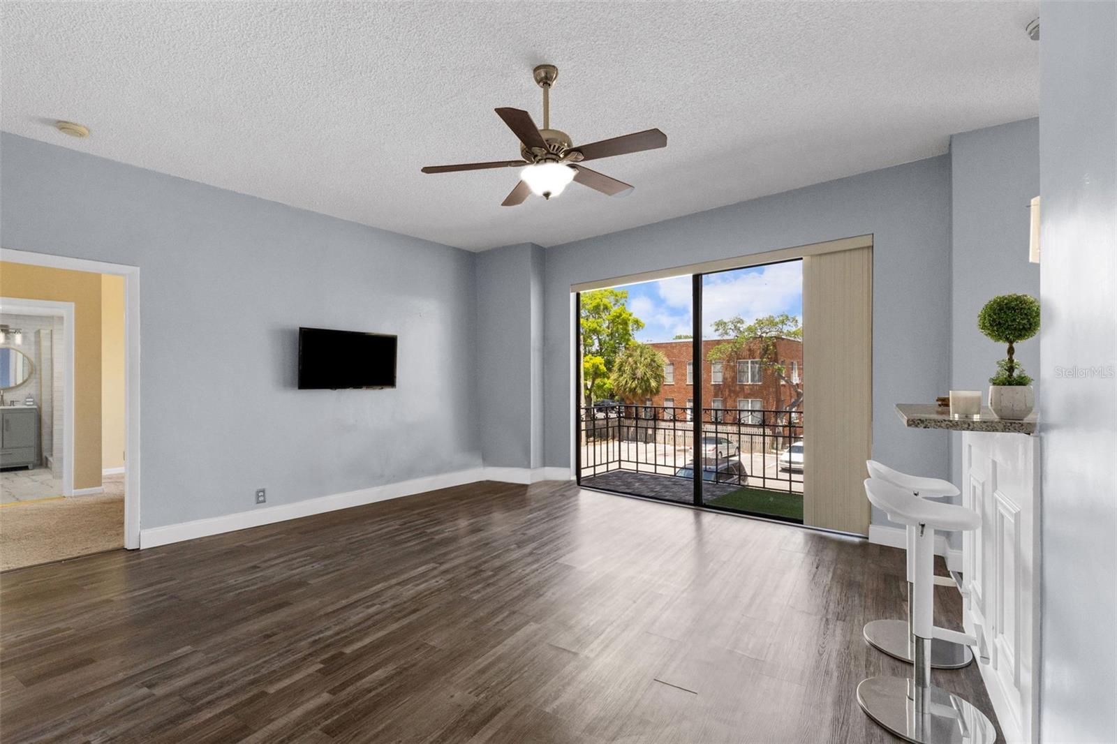 BAYSHORE ROYAL CONDO - Residential
