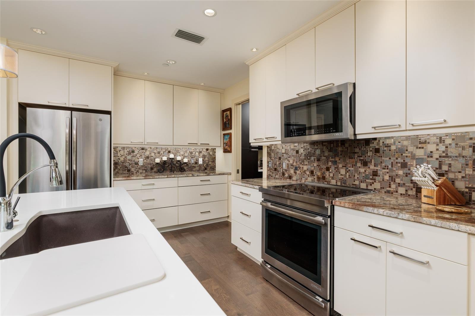 VICTORIA PLACE CONDO - Residential Lease