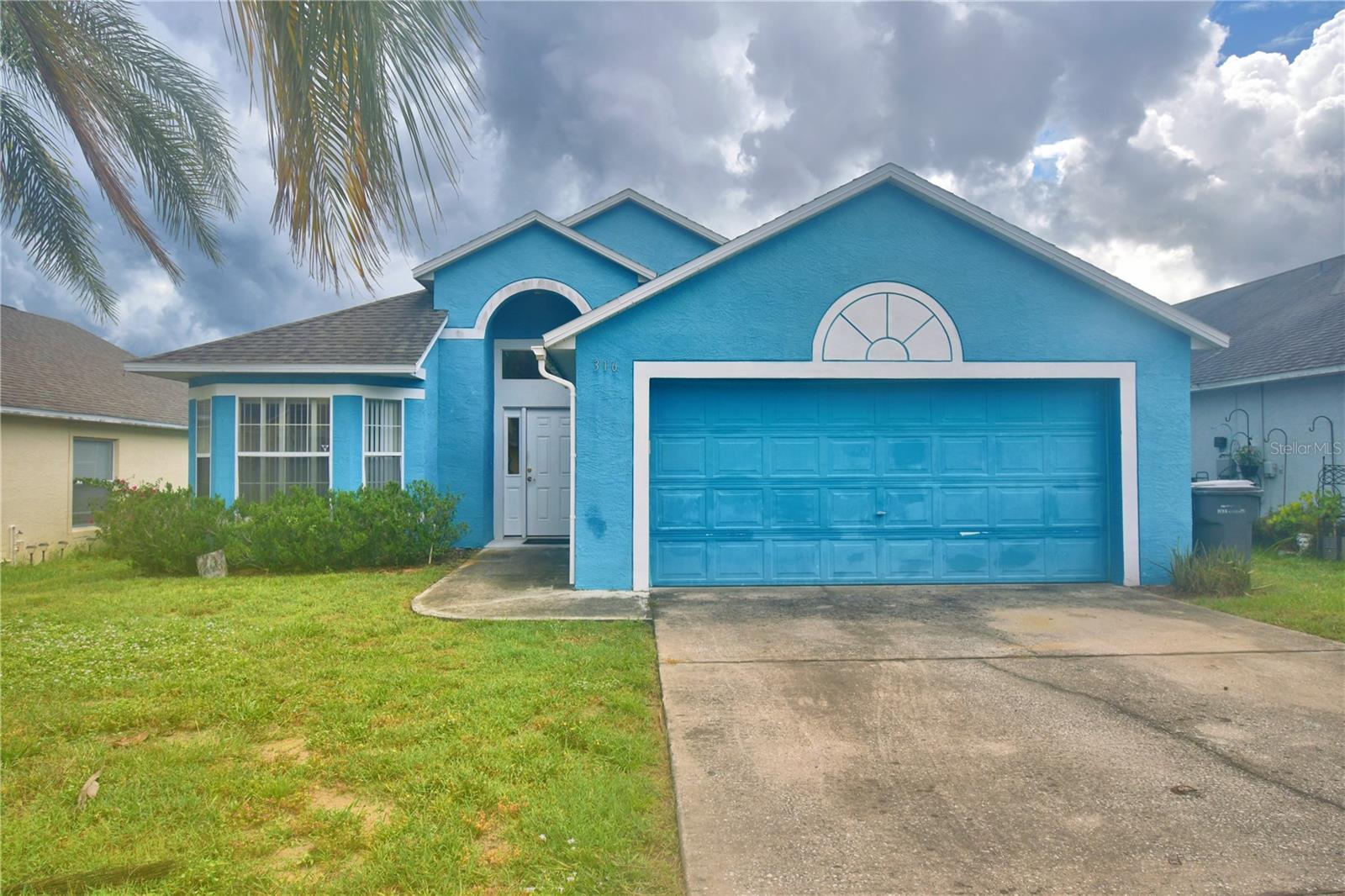 4-bedroom 2 bath screened pool home in Aylesbury Subdivision in Davenport. Home is handicap accessible. This is just waiting for your "personal touch."