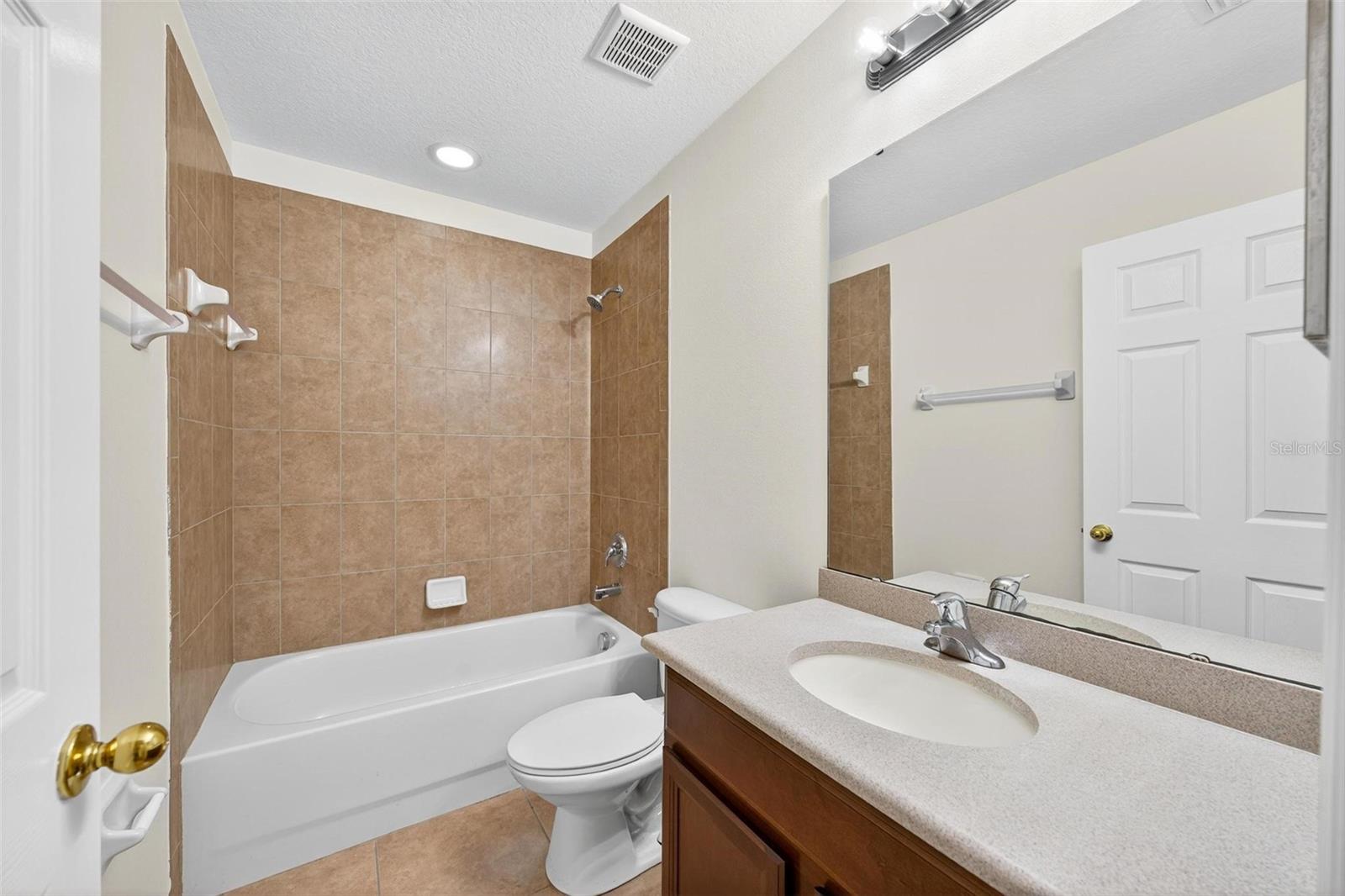 CLAYTON CROSSING TWNHMS SECOND AMD - Residential Lease