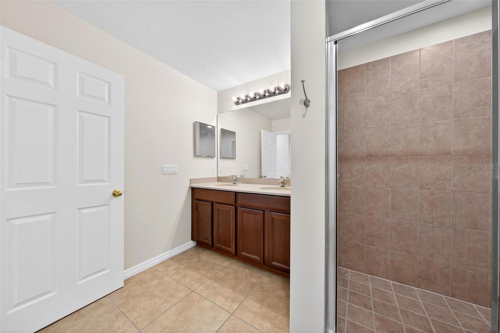 CLAYTON CROSSING TWNHMS SECOND AMD - Residential Lease