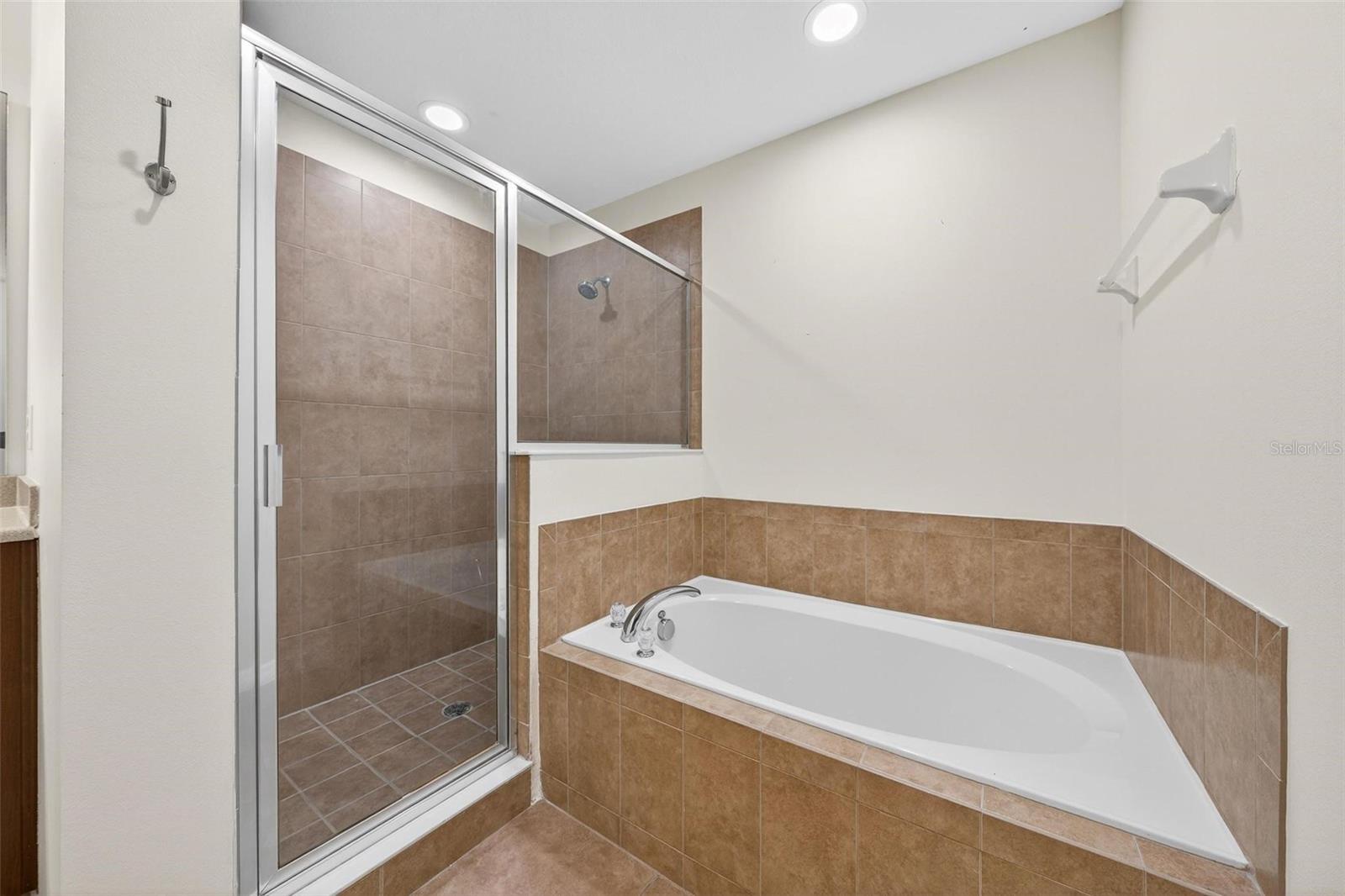 CLAYTON CROSSING TWNHMS SECOND AMD - Residential Lease