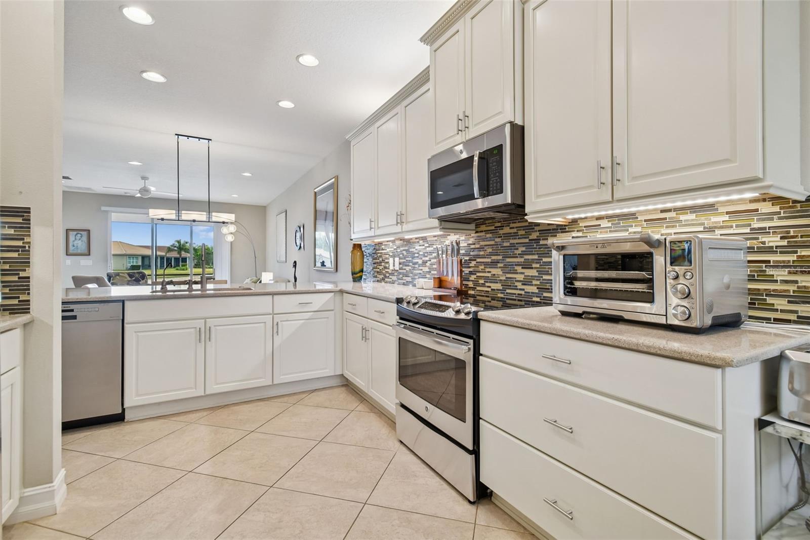 VALENCIA LAKES - Residential