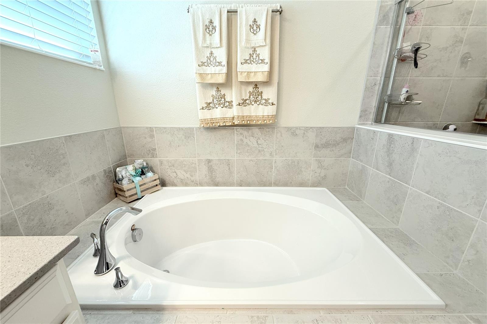 STOREY LAKE 25TH - Residential