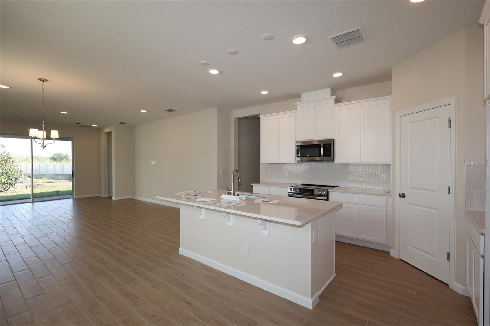 6711 YELLOW WARBLER BEND