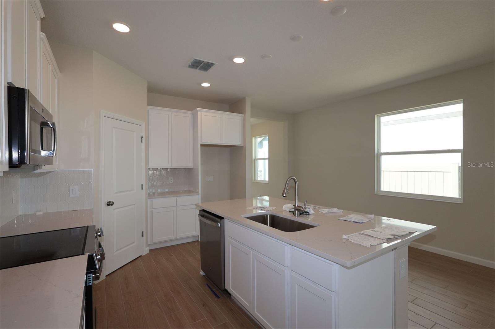 6711 YELLOW WARBLER BEND