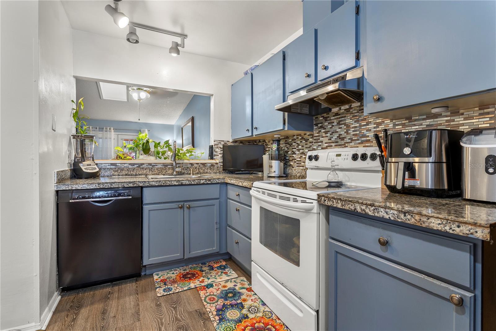 MONTGOMERY SQUARE - Residential