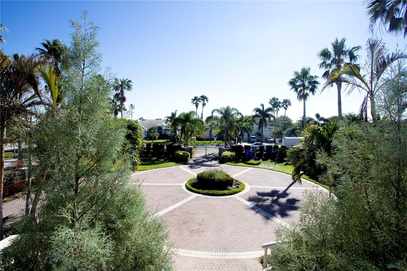 MUSTIQUE BAY - Residential