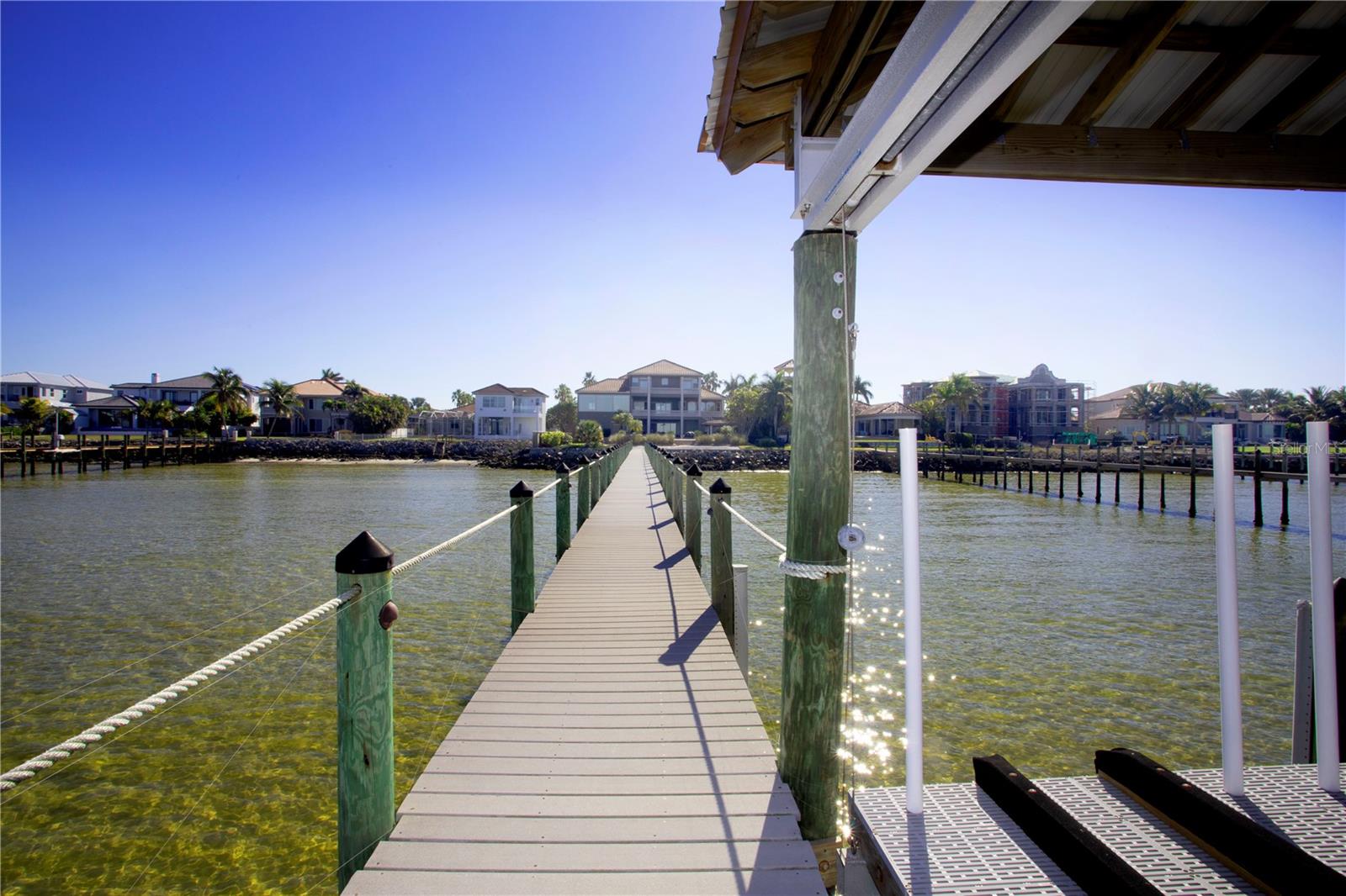 MUSTIQUE BAY - Residential
