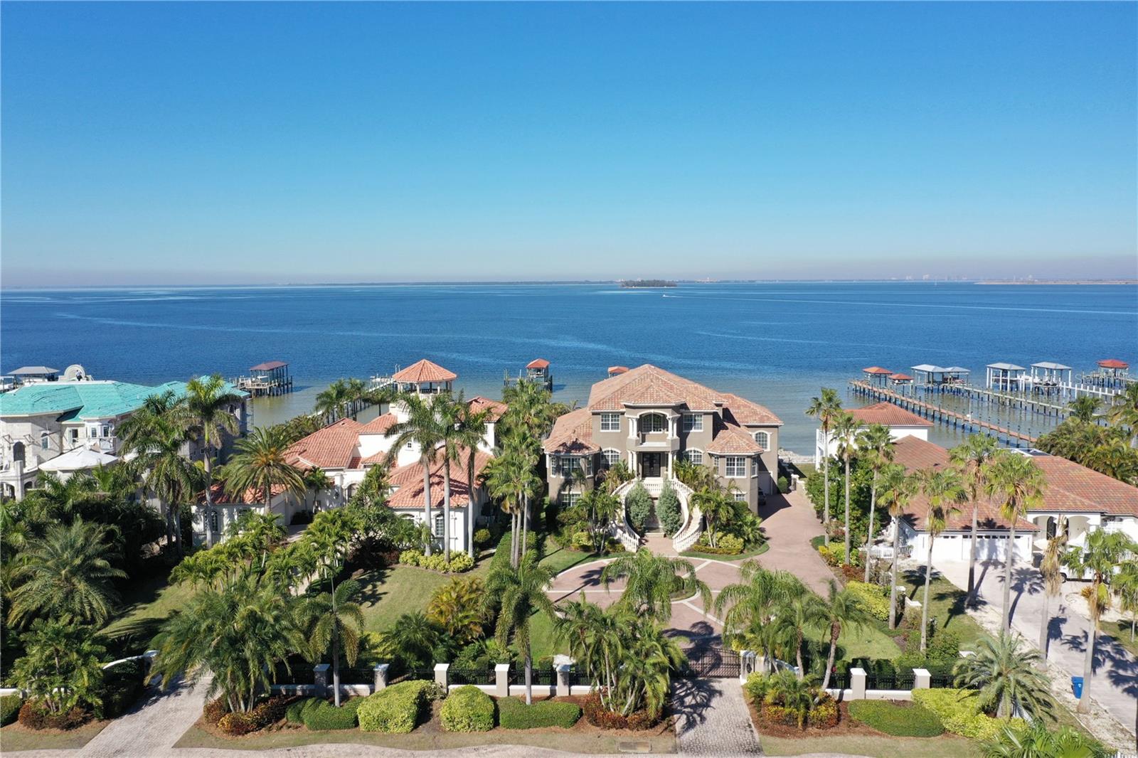 MUSTIQUE BAY - Residential