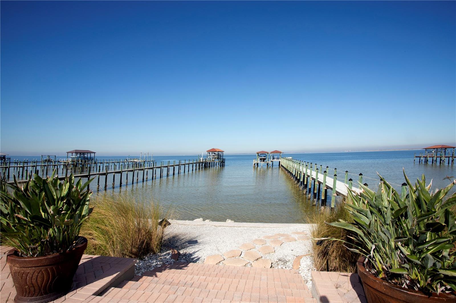 MUSTIQUE BAY - Residential