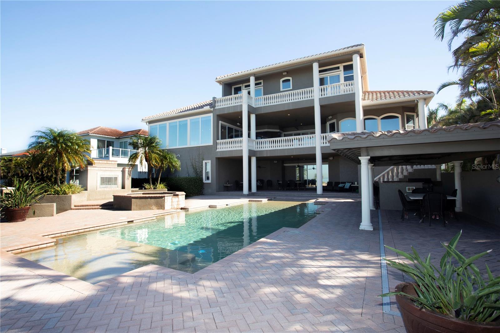 MUSTIQUE BAY - Residential