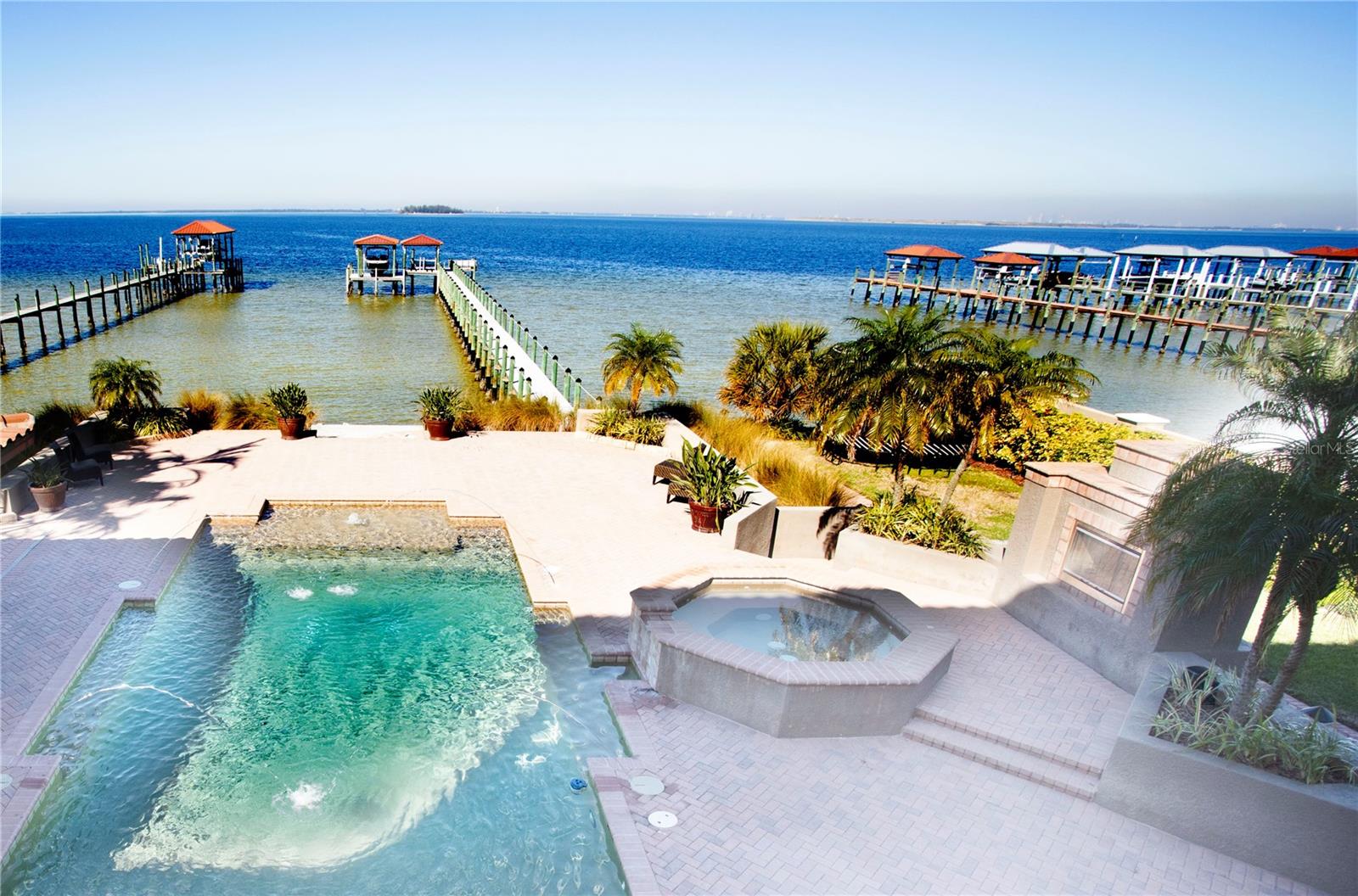 MUSTIQUE BAY - Residential