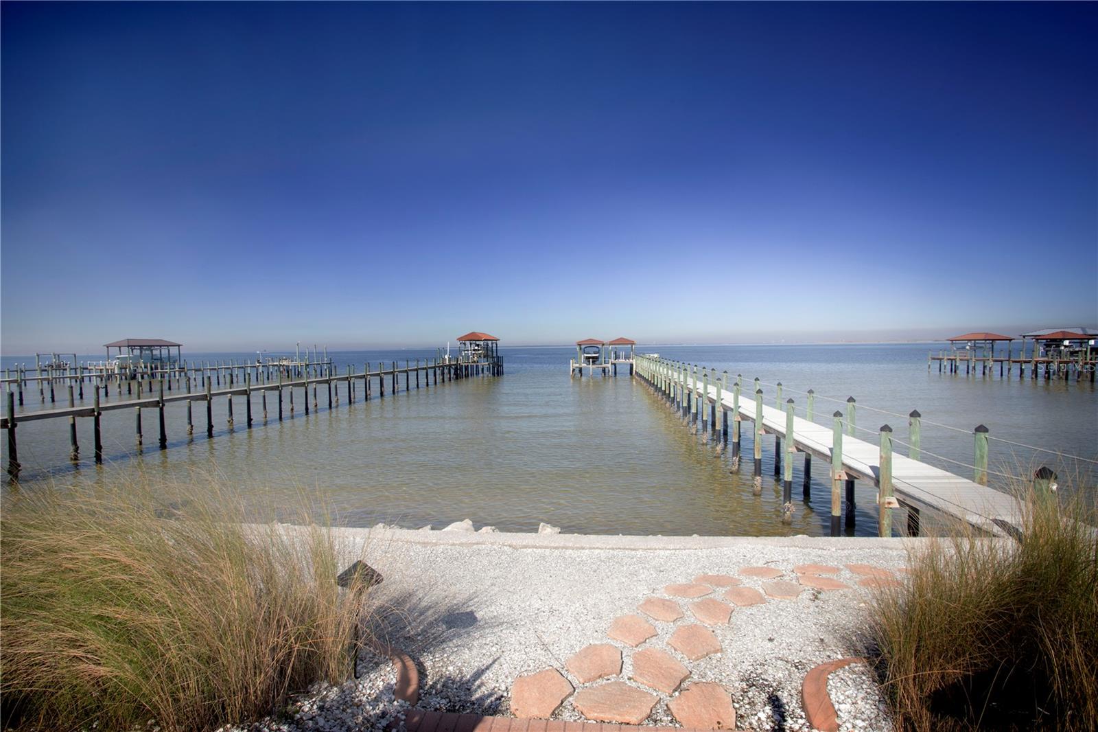 MUSTIQUE BAY - Residential