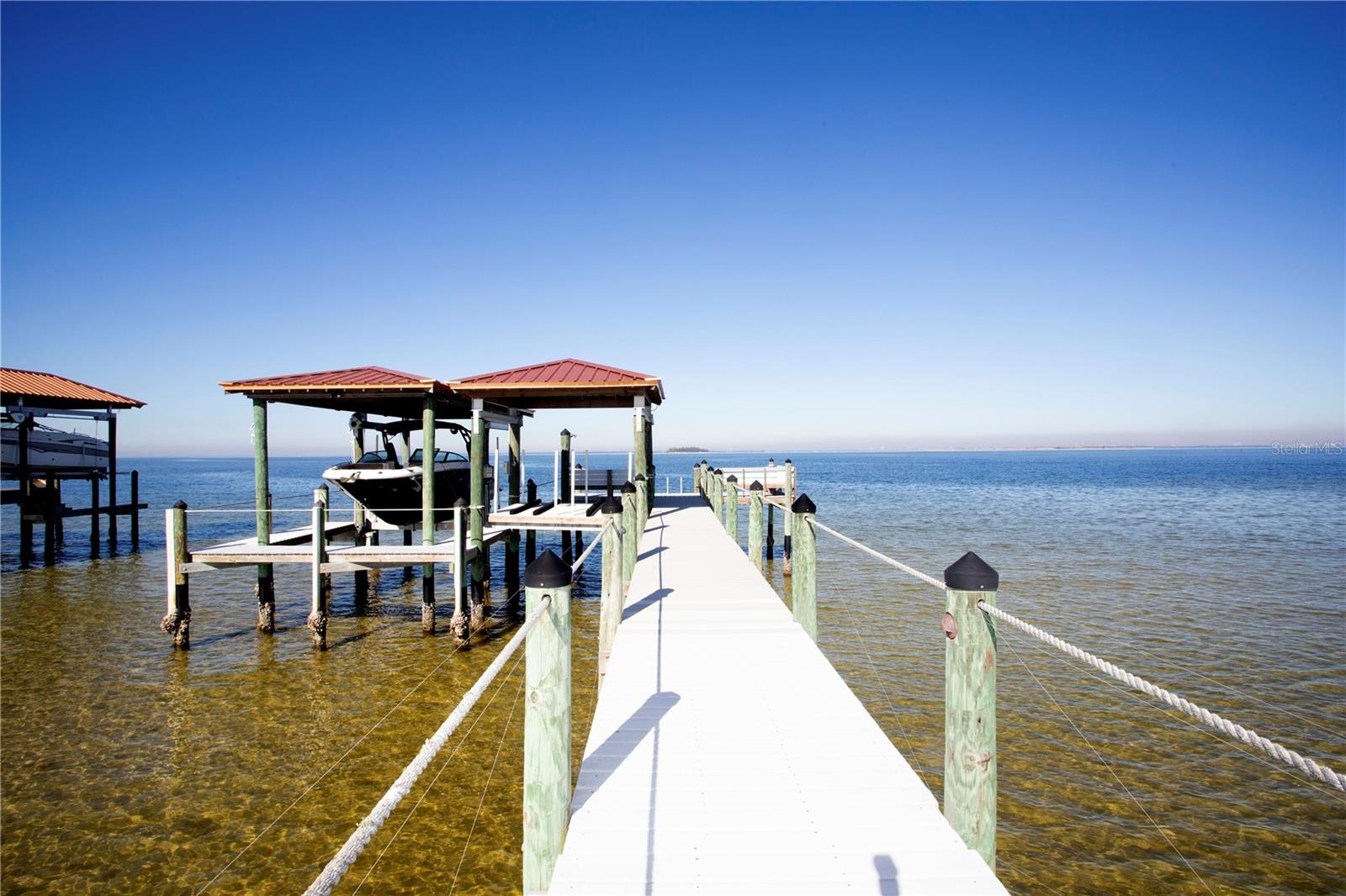 MUSTIQUE BAY - Residential