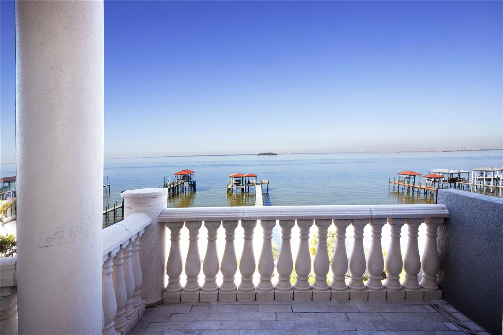 MUSTIQUE BAY - Residential