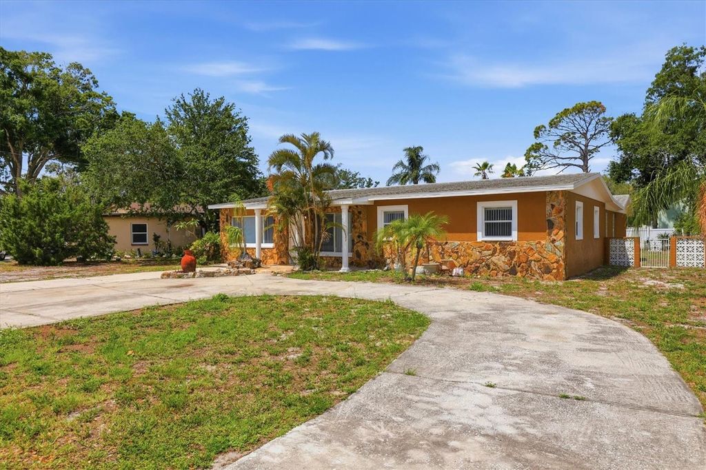 Photo of 721 Bayshore Drive, Tarpon Springs, FL 34689 (MLS # TB8500746)