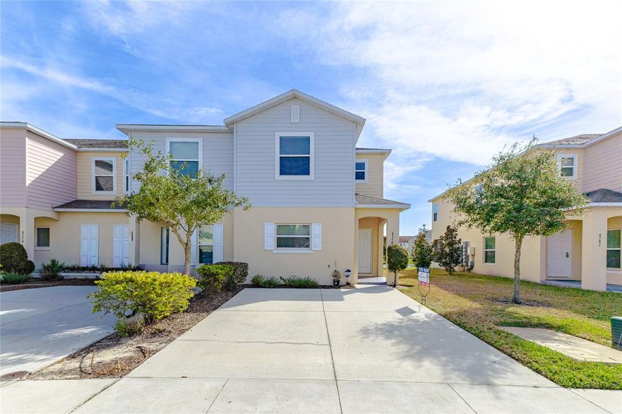 Location, privacy, and spectacular views! This exclusive corner townhouse is located in a prestigious gated community, offering maximum security and tranquility. With a modern and functional layout, the property features 3 spacious bedrooms and 2.5 bathrooms, boasting abundant natural light thanks to its prime location.
The heart of this home is its connection to the outdoors: relax on your private patio with serene lake views, the perfect retreat after a busy day. The community offers resort-style amenities that elevate the lifestyle of its residents, including two sparkling swimming pools and a professional tennis court.
Strategically located just minutes from world-class theme parks, luxury shopping centers, and a vibrant culinary scene. Whether as a primary residence or an investment property, this home offers the perfect blend of the excitement of Orlando and the peace of a private sanctuary. Schedule your visit today!