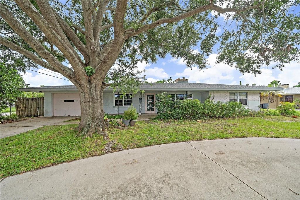 Photo of 2340 Valencia Drive, Sarasota, FL 34239 (MLS # A4665584)