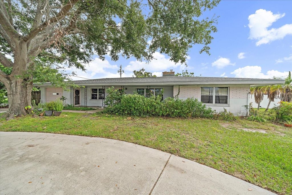 Photo of 2340 Valencia Drive, Sarasota, FL 34239 (MLS # A4665584)