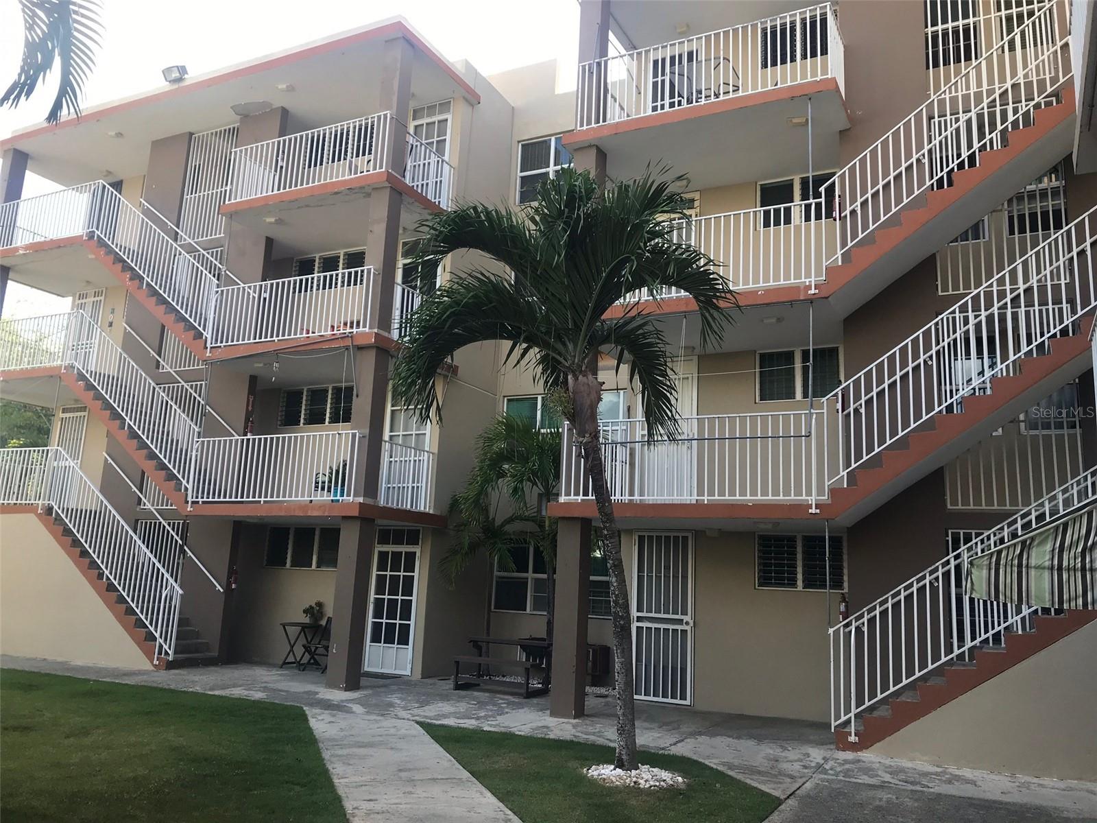 Charming garden apartment available for immediate rent in a centric area of Carolina, near Costco, and all the amenities in Parque Escorial. Fully equipped for your convenience.