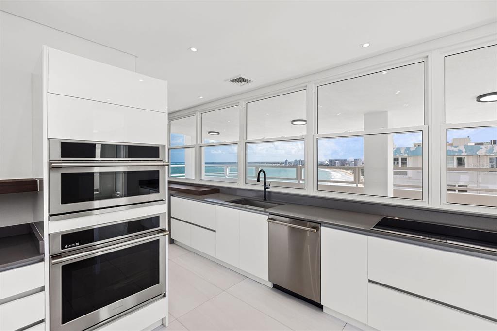 SURFSIDE MANSIONS - Residential