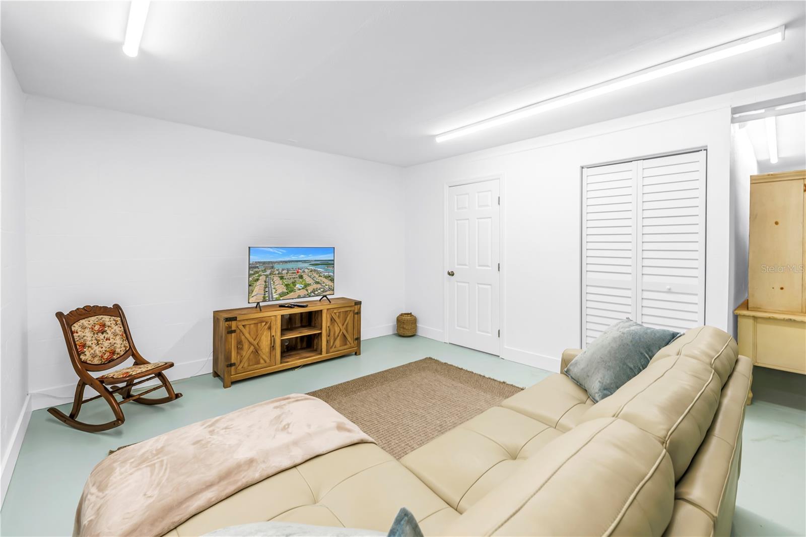 228 SUN VISTA COURT N 70