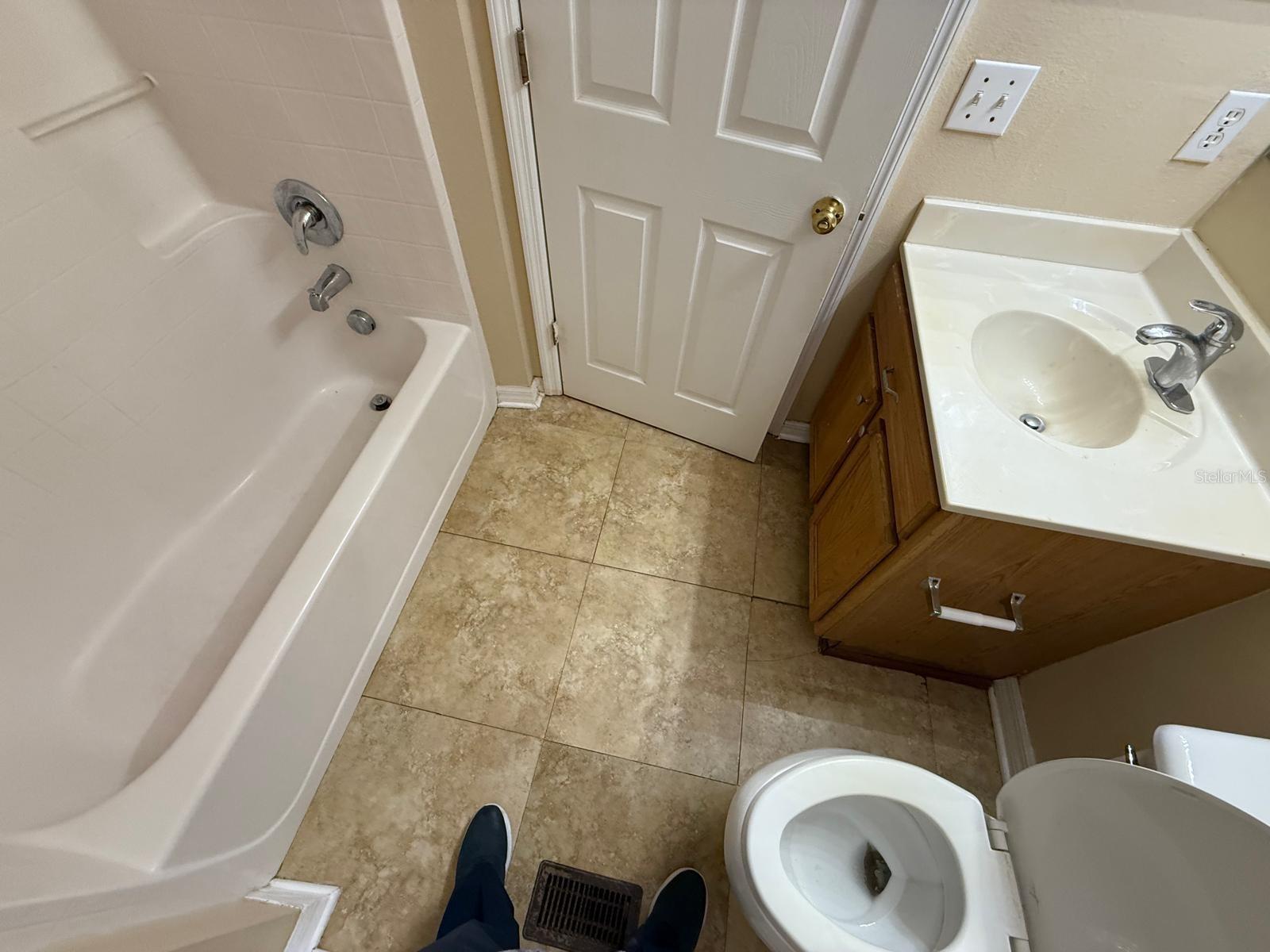ASHBURN SQUARE TOWNHOMES - Residential Lease